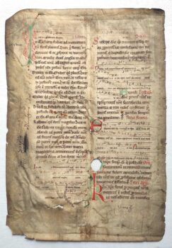 „Maria stabat ad monumentum“ (Johannes 20, 11–18) auf Pergamentblatt (Graduale), 14. Jahrhundert, mit vierzeiligem Notensystem und großen rot-grünen Initialen.