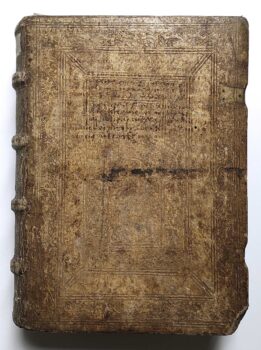 Blindgeprägter zeitgenössischer Schweinslederband über Holzdeckeln, Johannes Reuchlin, De rudimentis hebraicis, Pforzheim 1506