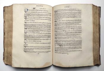 Doppelseite mit hebräischem Text und lateinischer Erklärung aus Johannes Reuchlins De rudimentis hebraicis, 1506