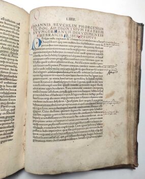 Textbeginn von Johannes Reuchlins De rudimentis hebraicis mit großer eingemalter Initiale und zeitgenössischen Marginalien, 1506